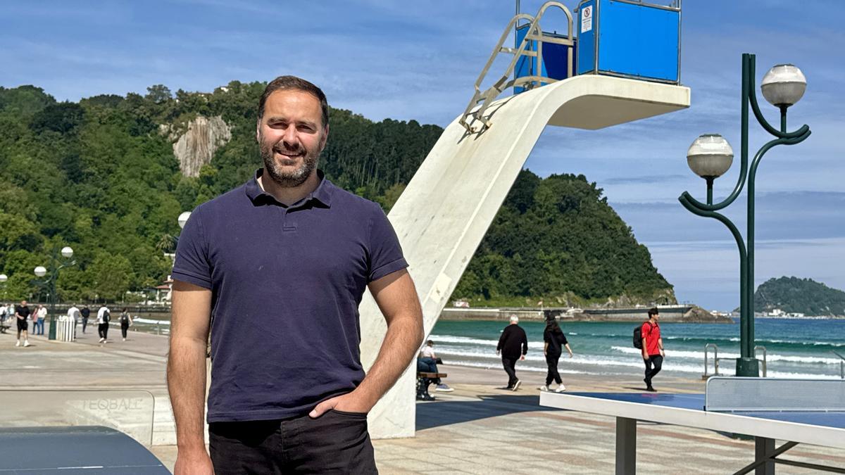 Iban San Martín, concejal de Obras y Servicios, en la playa de Zarautz.