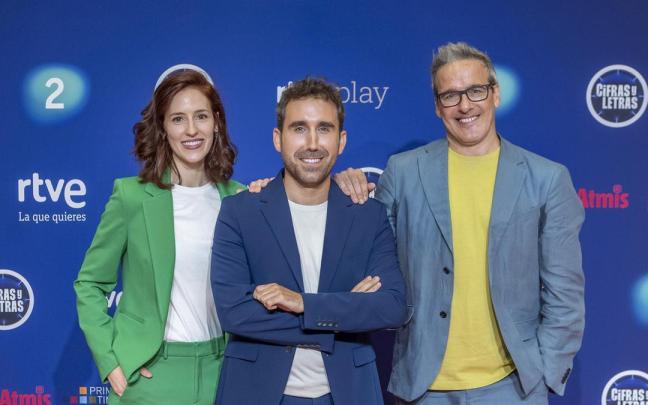 Elena Herraiz, el presentador Aitor Albizua y David Calle, el equipo de ‘Cifras y Letras’. / RTVE Elena Herraiz, el presentador Aitor Albizua y David Calle, el equipo de ‘Cifras y Letras’.