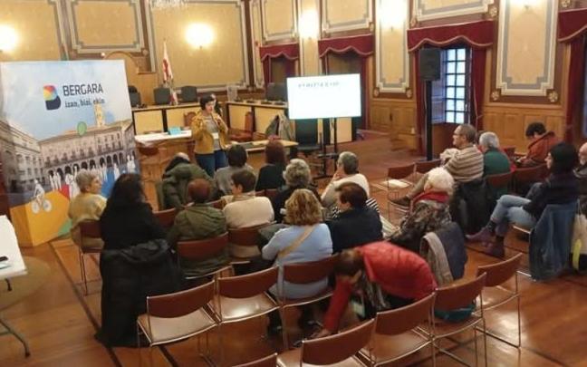 Una de las reuniones celebradas por el Consejo de Personas Mayores. / B.U. Una de las reuniones celebradas por el Consejo de Personas Mayores.