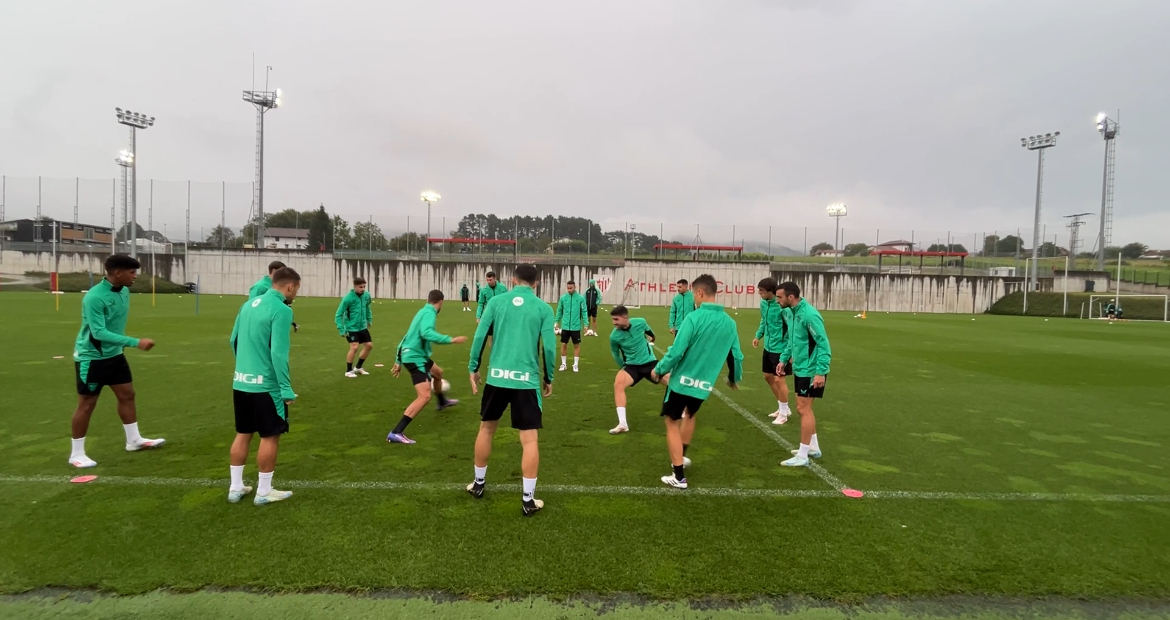 Unai Núñez, en el centro del rondo, completa su primer día en Lezama