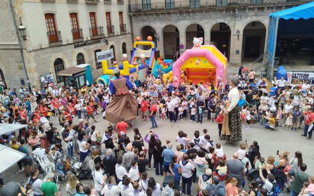 Una imagen de los Pentekostes del año pasado, en la jornada 'gigante' del sábado que reúne a diferentes comparsas.
