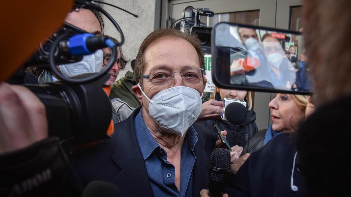 Paolo Berlusconi, hermano de Silvio Berlusconi, atendiendo a los medios a las puertas del hospital