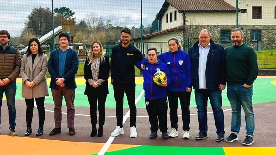 Aritz Aduriz asistió a la inauguración junto con representantes de LaLiga, Athletic y de Lezama.