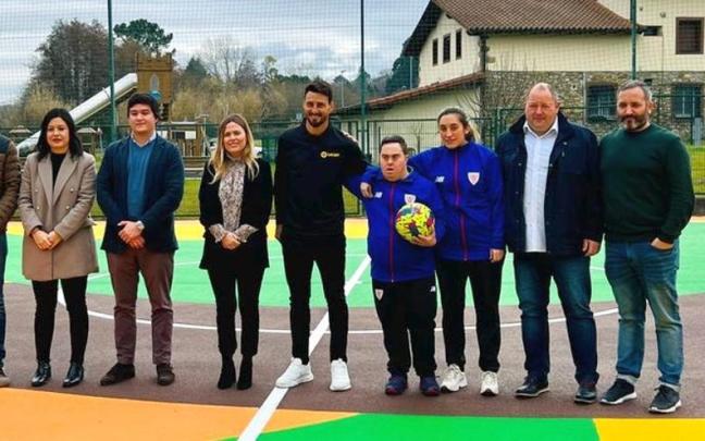 Aritz Aduriz asistió a la inauguración junto con representantes de LaLiga, Athletic y de Lezama. Aritz Aduriz asistió a la inauguración junto con representantes de LaLiga, Athletic y de Lezama.