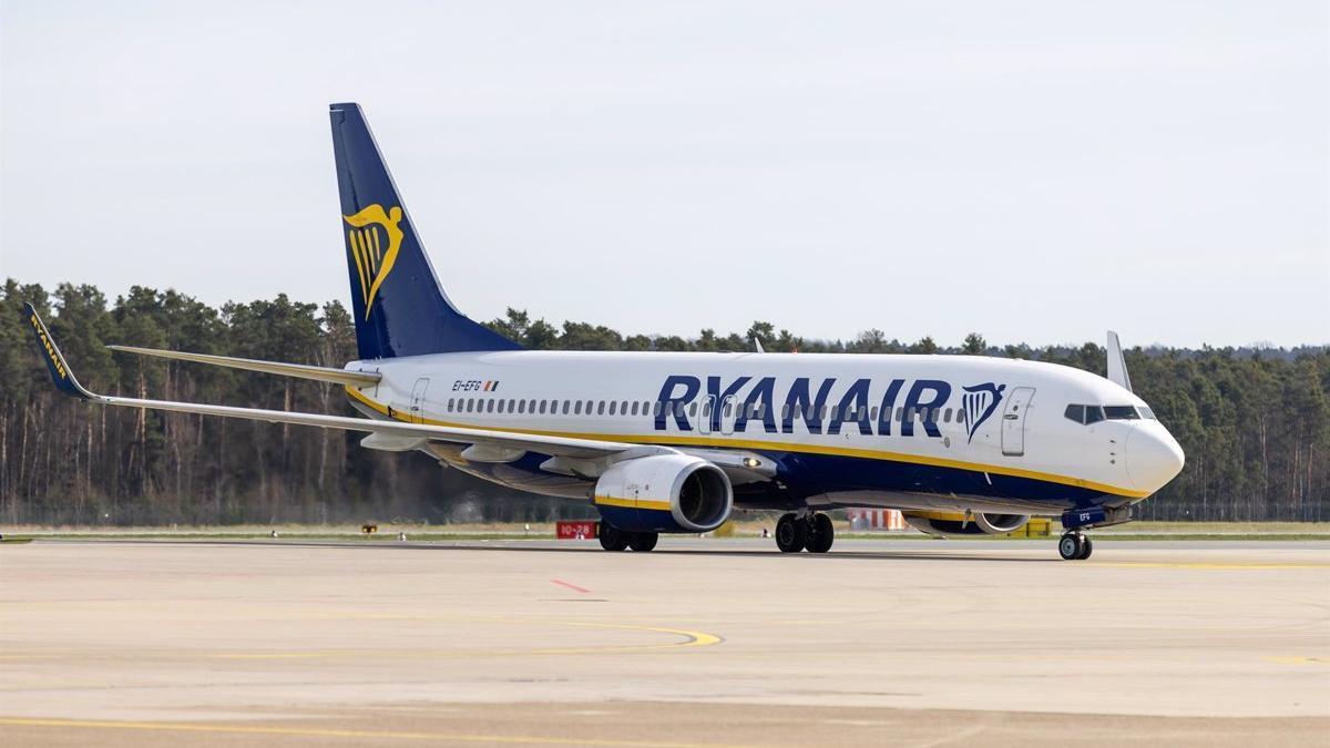 Imagen de un avión de Ryanair, a punto de despegar en un aeropuerto