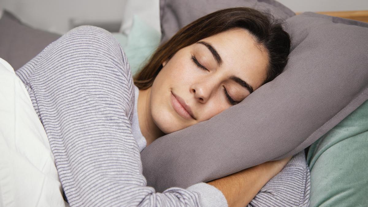 Chica duerme plácidamente.