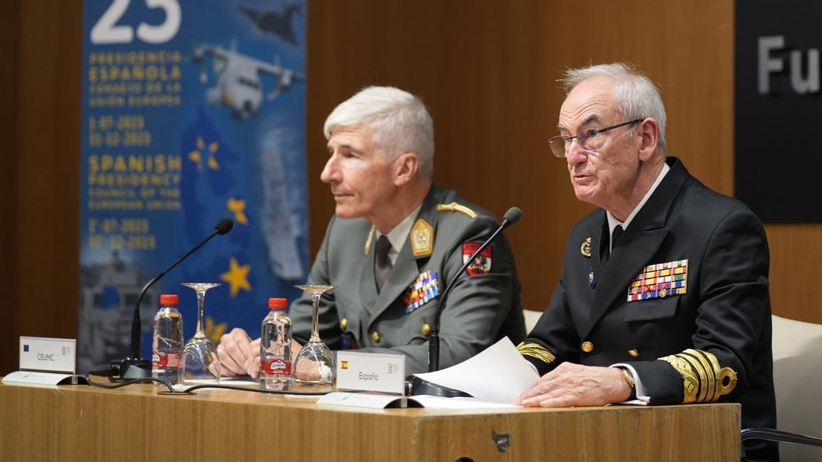 El presidente del EUMC, el general Robert Brieger, y el JEMAD español, el almirante general Teodoro López Calderón.