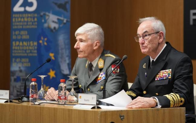 El presidente del EUMC, el general Robert Brieger, y el JEMAD español, el almirante general Teodoro López Calderón.