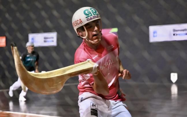 Aritz Erkiaga-Gorka, finalistas de la Jai Alai League de cesta punta después de tumbar a Urreisti-Lekerika en el Carmelo Balda de Donostia.