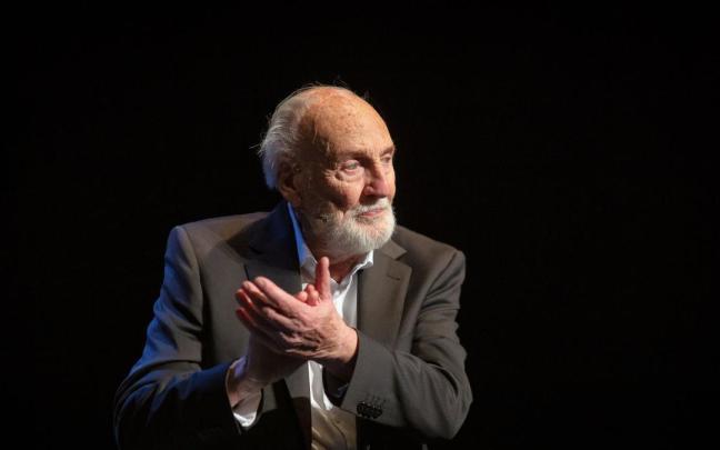 Héctor Alterio interpresta 'Una pequeña historia' en una imagen de archivo.