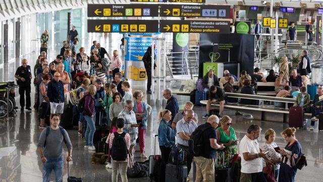 Viajeros en el aeropuerto de Loiu.