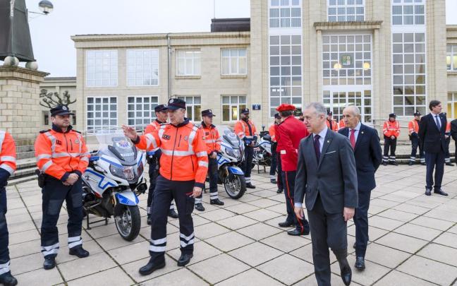El lehendakari saluda a las unidades de tráfico de la Ertzaintza organizadoras del operativo de seguridad de la Itzulia Basque Country 2023.