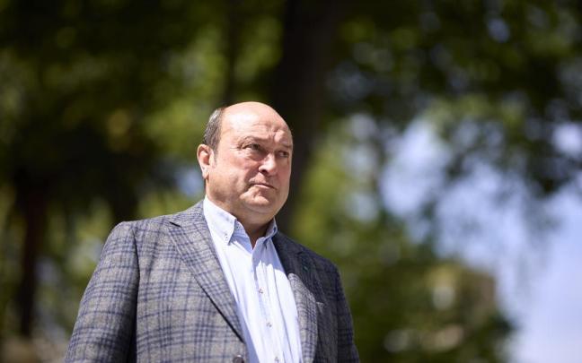 El presidente del Euzkadi Buru Batzar, Andoni Ortuzar, a su llegada para dar a conocer el 'claim' de la campaña de EAJ-PNV.