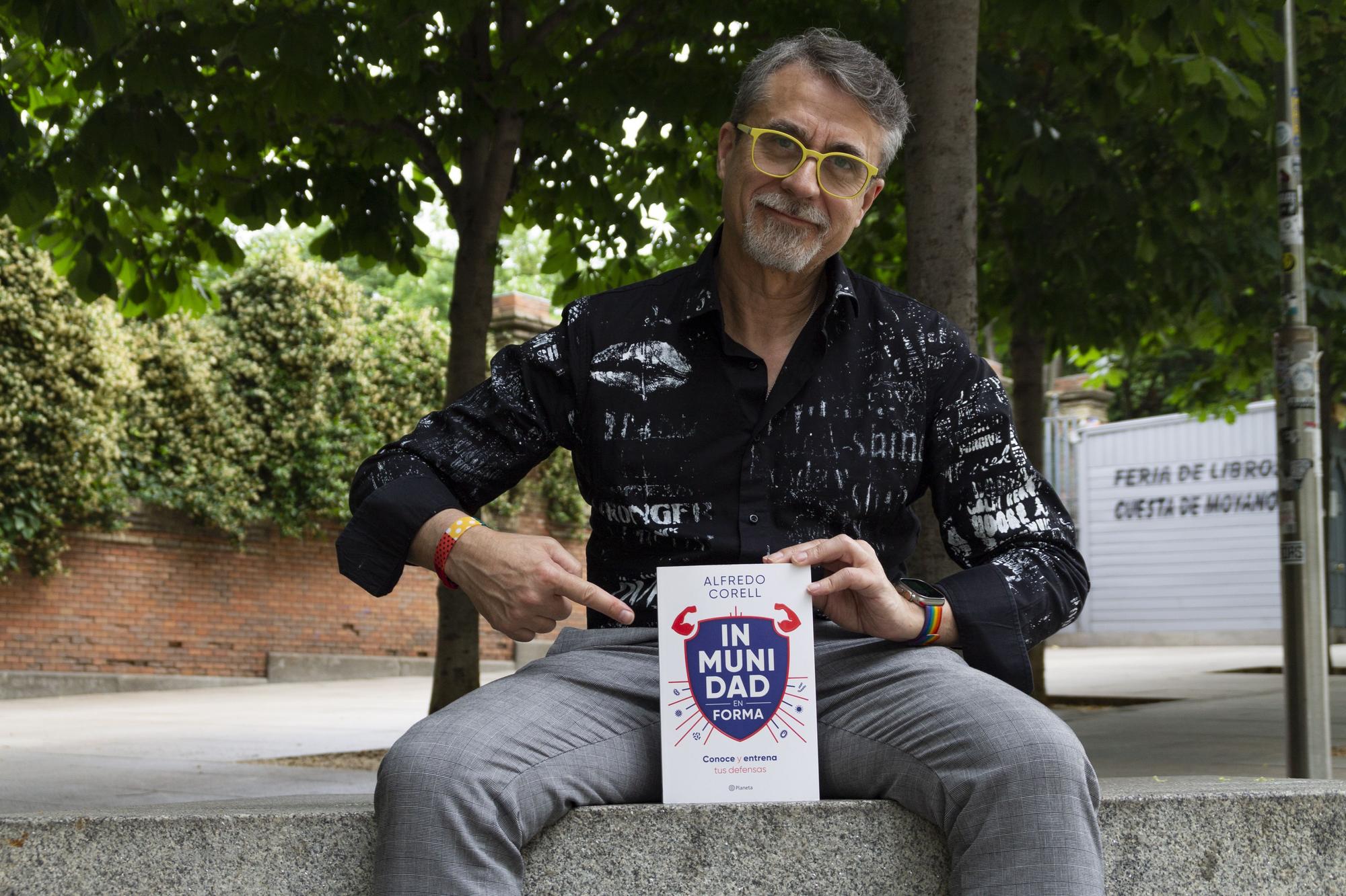 Corell, posando con su nuevo libro, ‘Inmunidad en forma’.