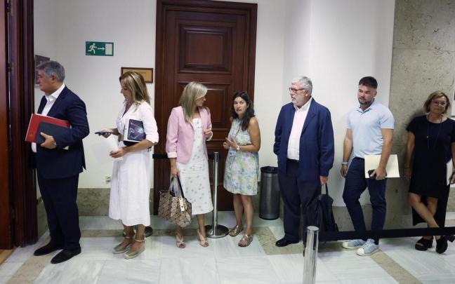 Varios diputados esperan su turno para presentar sus credenciales y recoger su acta en el Congreso.
