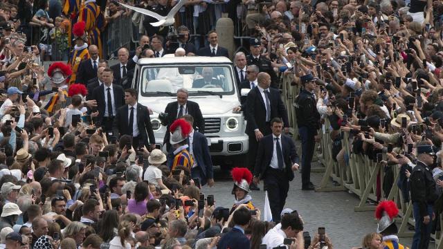 El Papa Francisco saluda a los fieles en la Plaza de San Pedro en su último paseo en papamóvil / EP El Papa Francisco saluda a los fieles en la Plaza de San Pedro en su último paseo en papamóvil