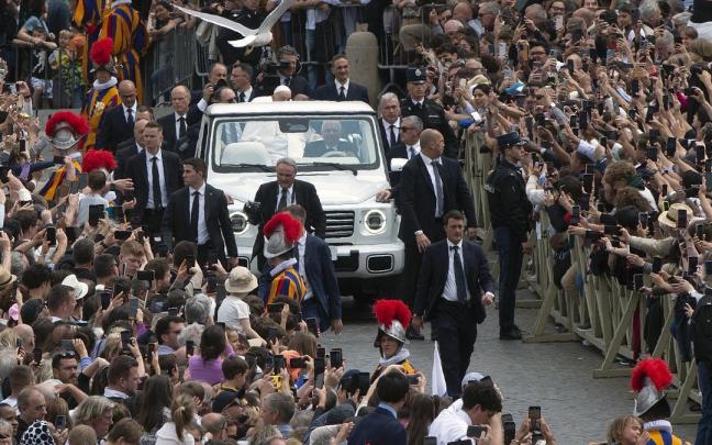 El Papa Francisco saluda a los fieles en la Plaza de San Pedro en su último paseo en papamóvil / EP El Papa Francisco saluda a los fieles en la Plaza de San Pedro en su último paseo en papamóvil