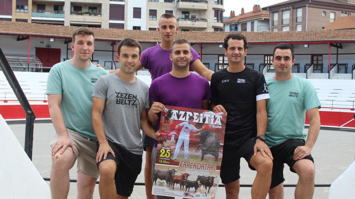 Zezen Beltz aprovechó el escenario de la plaza de toros para presentar la cita taurina del 25 de julio.