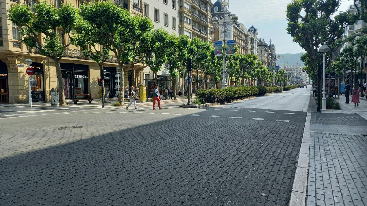 Avenida de la Libertad sin vehículos a las 10.30 de la mañana de este martes, a pesar de que el tráfico no estaba cortado.