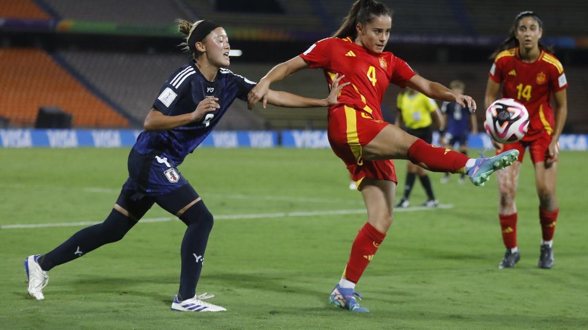 Apari intenta controlar un balón, durante el partido de España ante Japón. / EFE / LUIS EDUARDO NORIEGA ARBOLEDA