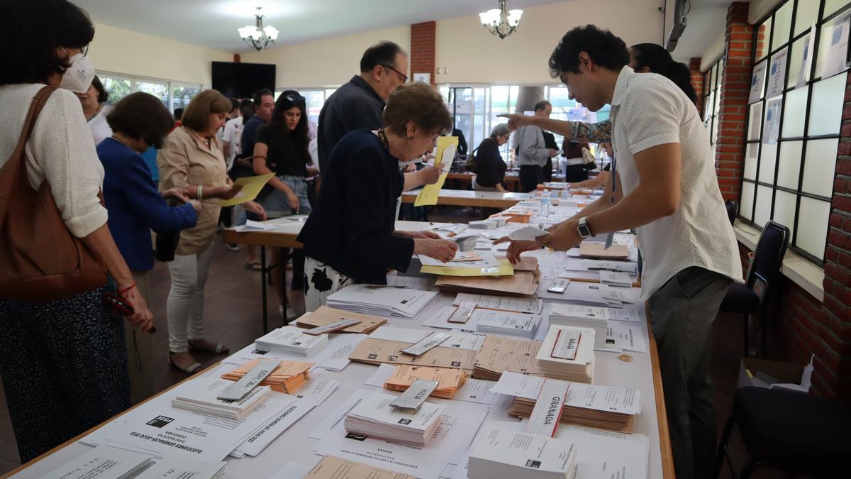 Decenas de españoles que viven en México votando en Ciudad de Mexico para las elecciones generales españolas en 2023