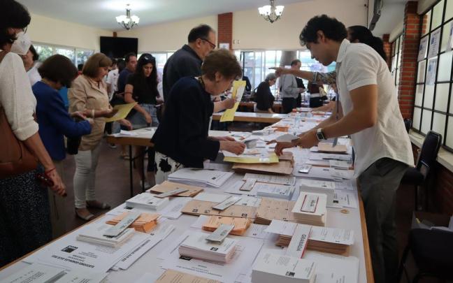 Decenas de españoles que viven en México votando en Ciudad de Mexico para las elecciones generales españolas en 2023