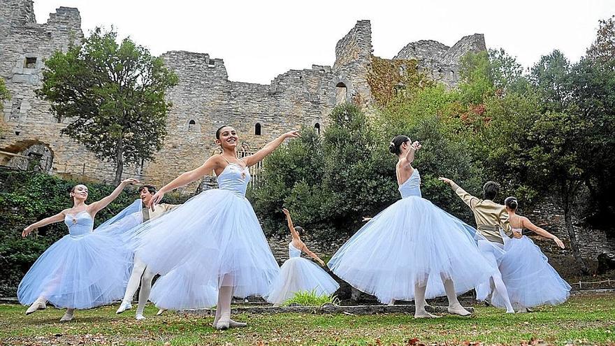 Varias bailarinas del centro gasteiztarra. | FOTO: JORGE MUÑOZ