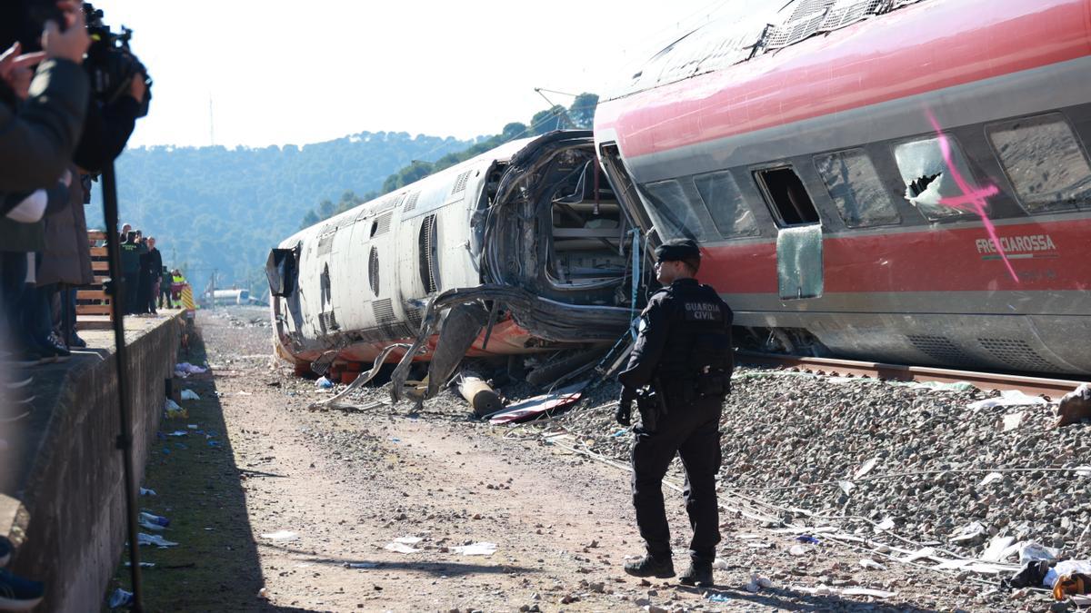 Un agente de la Guardia Civil inspecciona el tren accidentado en Adamuz (Córdoba) en enero de este año.