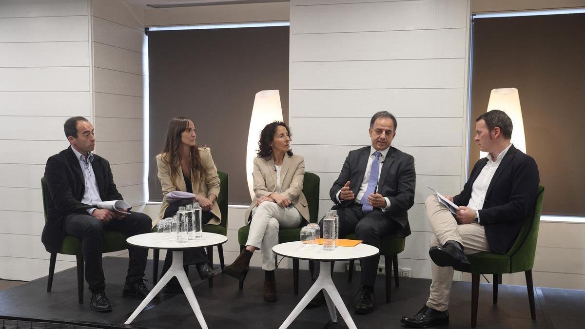 De izquierda a derecha: Carlos García, Saray Arcaya, Leire Bilbao, José Ramón Largo y Txema Gutiérrez, de Onda Vasca Foto: Juan Lazkano