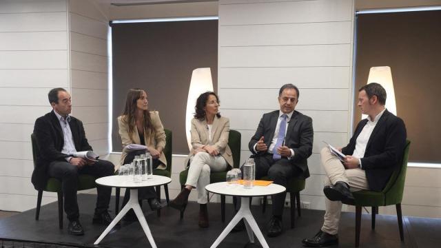 De izquierda a derecha: Carlos García, Saray Arcaya, Leire Bilbao, José Ramón Largo y Txema Gutiérrez, de Onda Vasca Foto: Juan Lazkano De izquierda a derecha: Carlos García, Saray Arcaya, Leire Bilbao, José Ramón Largo y Txema Gutiérrez, de Onda Vasca Foto: Juan Lazkano