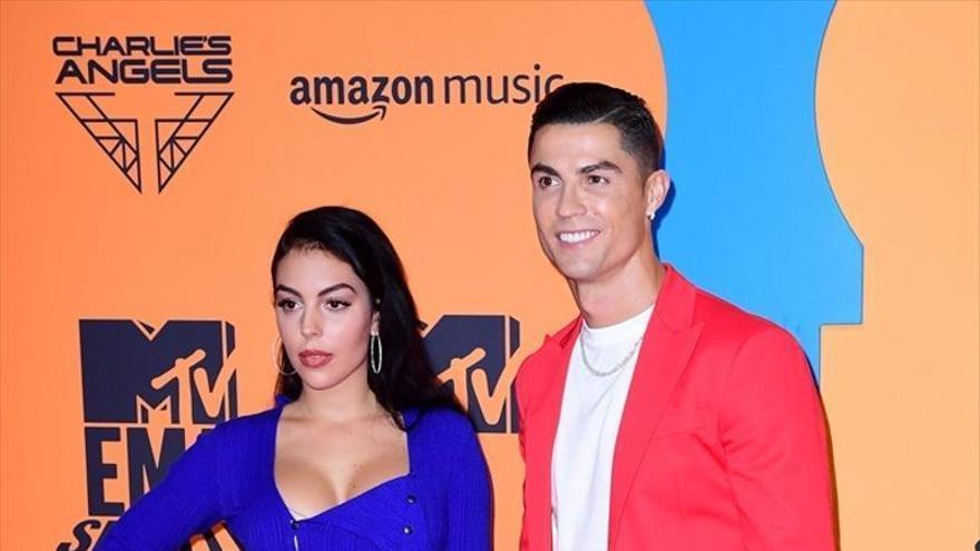 Georgina Rodríguez y Cristiano Ronaldo posan en una gala de los MTV Awards