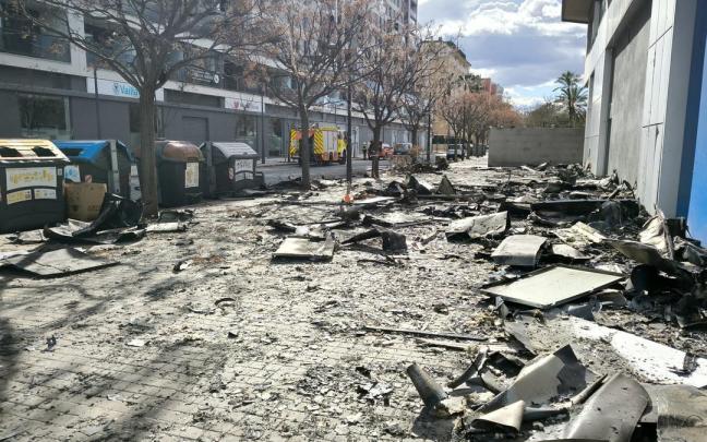 Imagen de restos del incendio del edificio incendidado, sobre la acera