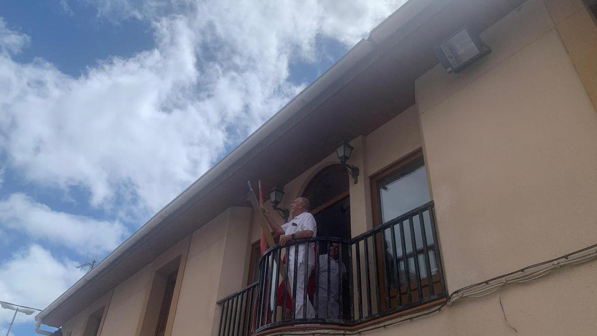 El alcalde Ignacio Barber prende la mecha festiva en Eslava.