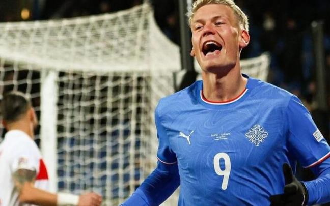 Orri Oskarsson celebra el gol con Islandia. / EFE