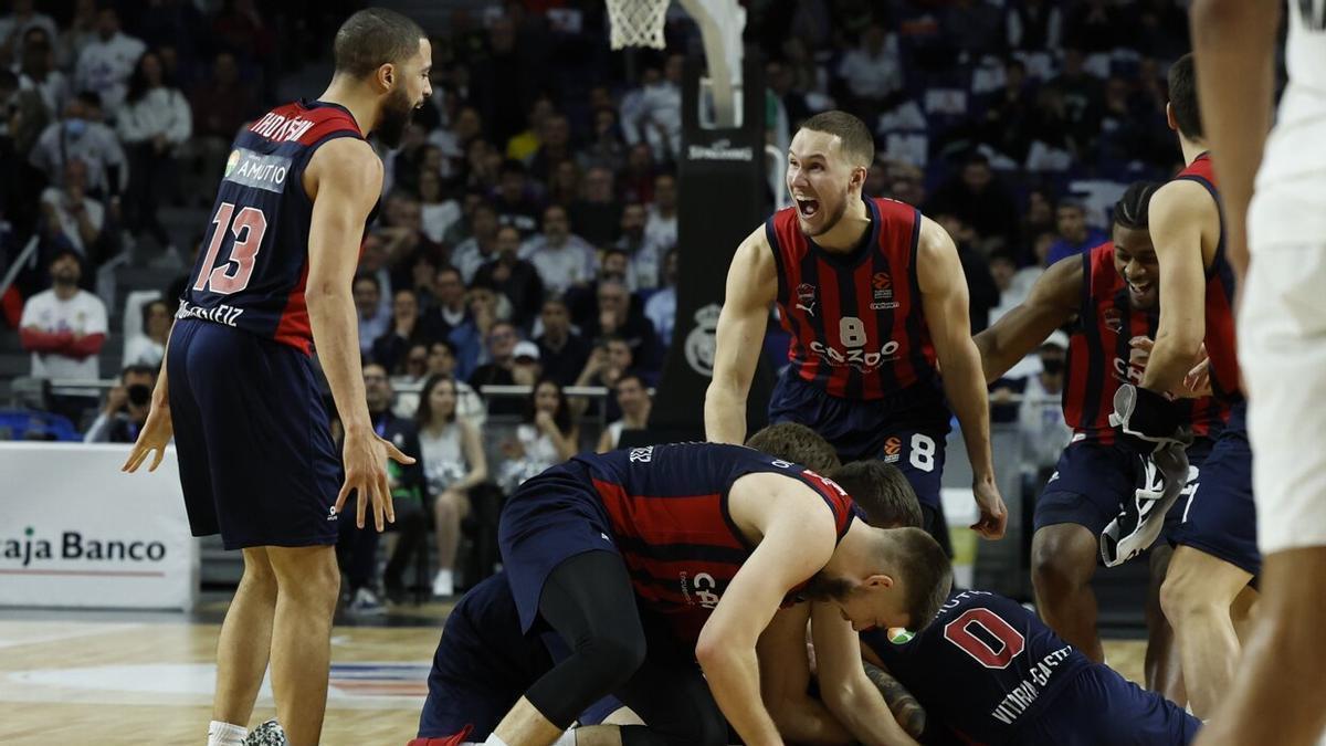 Los jugadores del Baskonia celebran la victoria tras el encuentro de la EuroLiga que Real Madrid y Baskonia disputaron