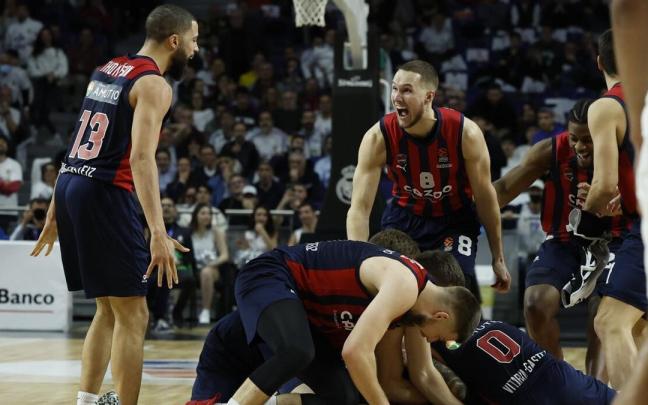 Los jugadores del Baskonia celebran la victoria tras el encuentro de la EuroLiga que Real Madrid y Baskonia disputaron
