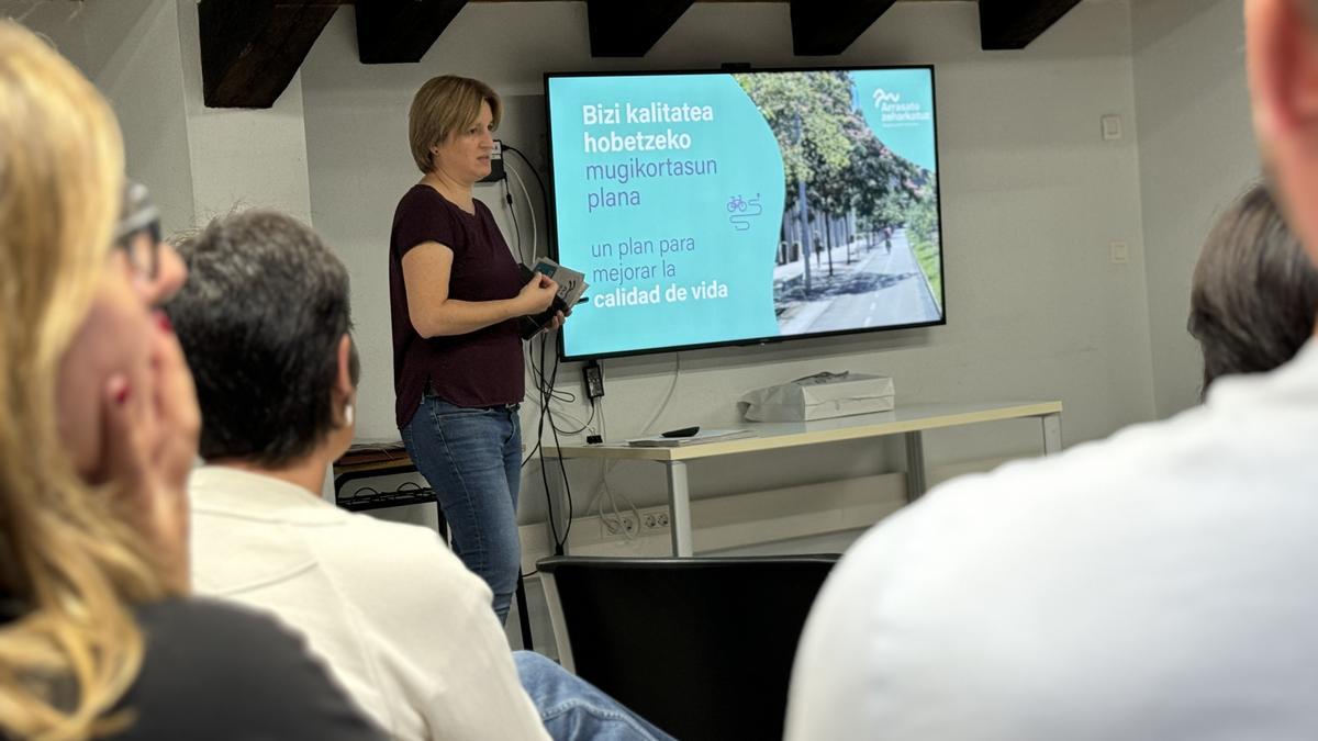 La concejala Garazi Etxeberria en una de las reuniones celebradas en los barrios.