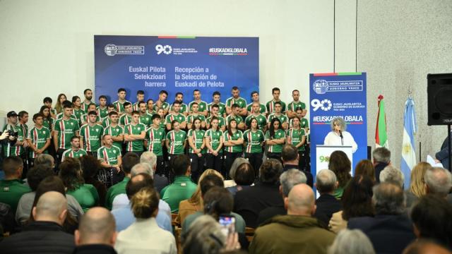 Recepción oficial de Euskal Selekzioa por parte de Ibone Bengoetxea antes de su primer Mundial de Pelota Vasca.