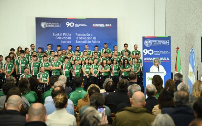 Recepción oficial de Euskal Selekzioa por parte de Ibone Bengoetxea antes de su primer Mundial de Pelota Vasca.