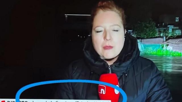 La reportera, informando sobre las inundaciones.