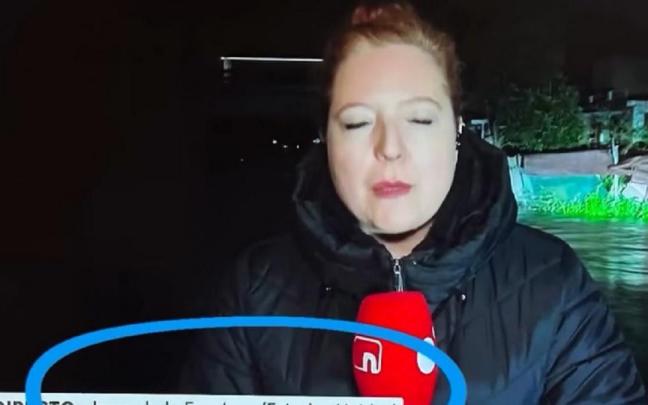 La reportera, informando sobre las inundaciones.