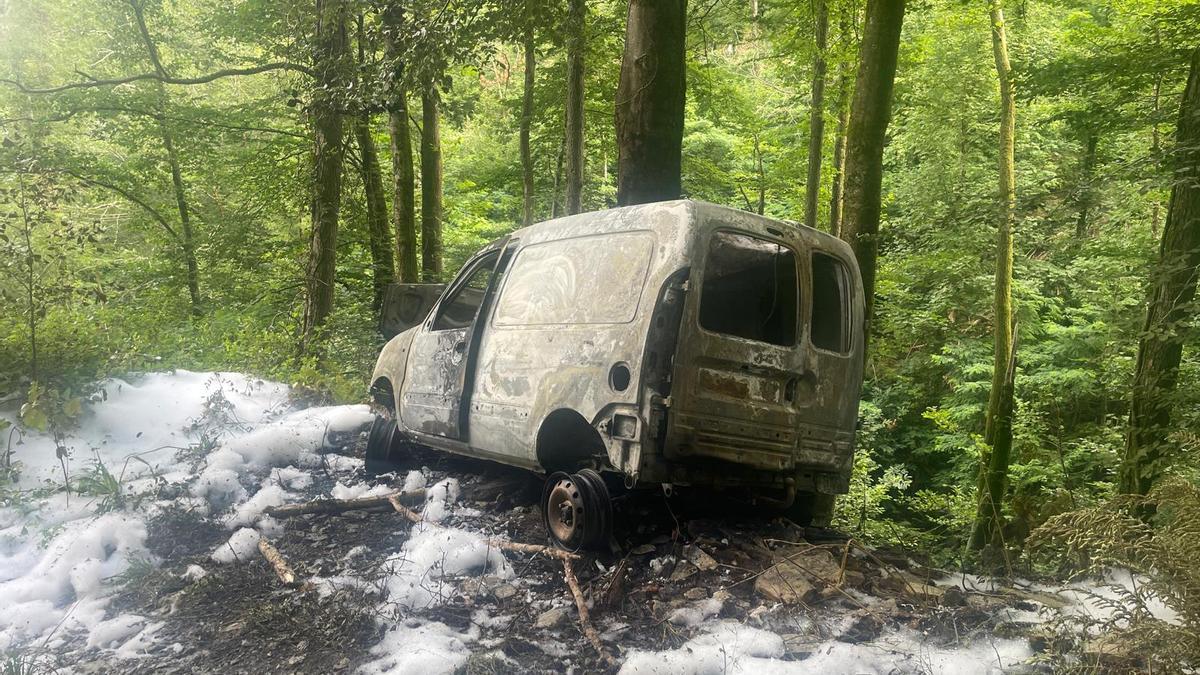 La furgoneta calcinada ha sido hallada en la carretera entre Elgeta y Eibar.