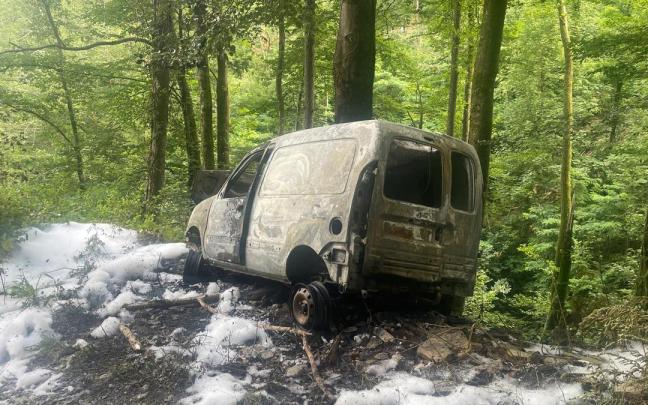 La furgoneta calcinada ha sido hallada en la carretera entre Elgeta y Eibar. / A.U. La furgoneta calcinada ha sido hallada en la carretera entre Elgeta y Eibar.