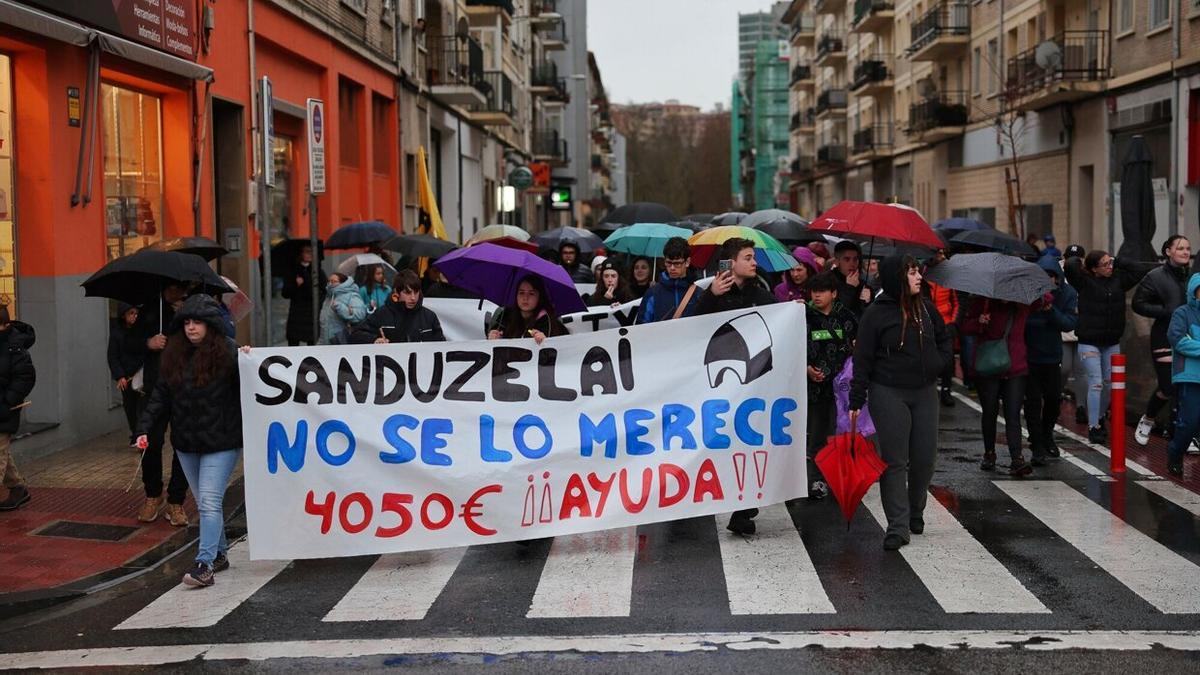 Manifestación en San Jorge a favor de la asociación infanto-juvenil Umetxea Sanduzelai.