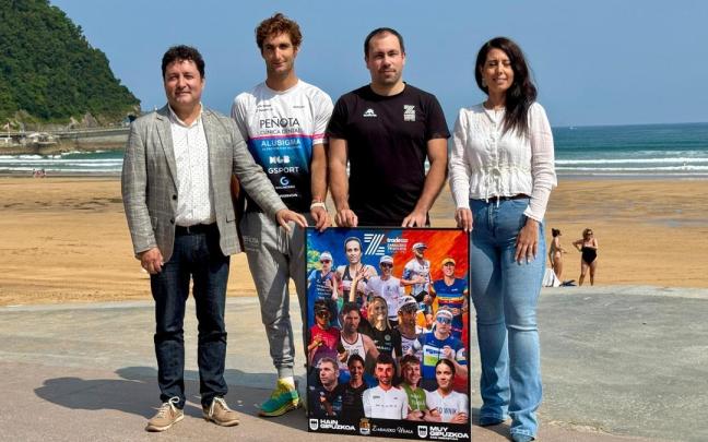 Xabier Txurruka, Pello Osoro, Danel Larrañaga y Azahara Domínguez en la presentación de la triatlón de Zarautz. / TradeINN Xabier Txurruka, Pello Osoro, Danel Larrañaga y Azahara Domínguez en la presentación de la triatlón de Zarautz.