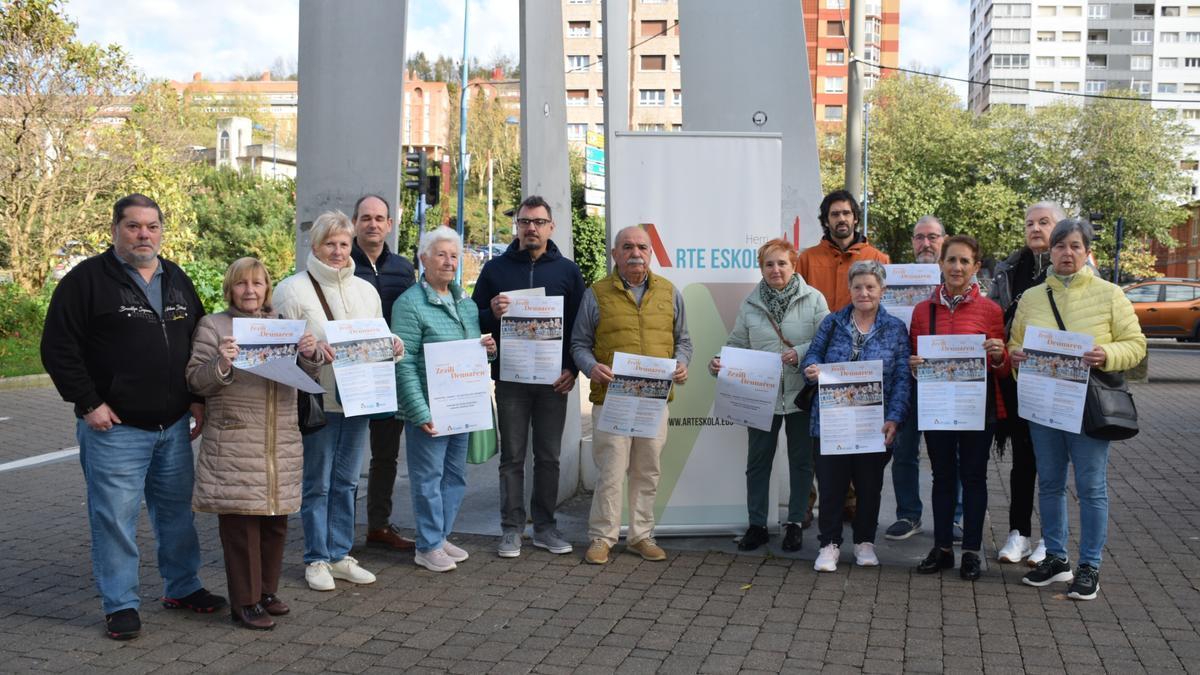 Miembros de Herri Arte Eskola y de los clubes de jubilados.