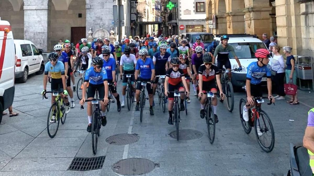 Tanto la carrera a pie como la prueba ciclista comenzarán con una marcha neutralizada desde la plaza de Azkoitia hasta Txalonerreka.