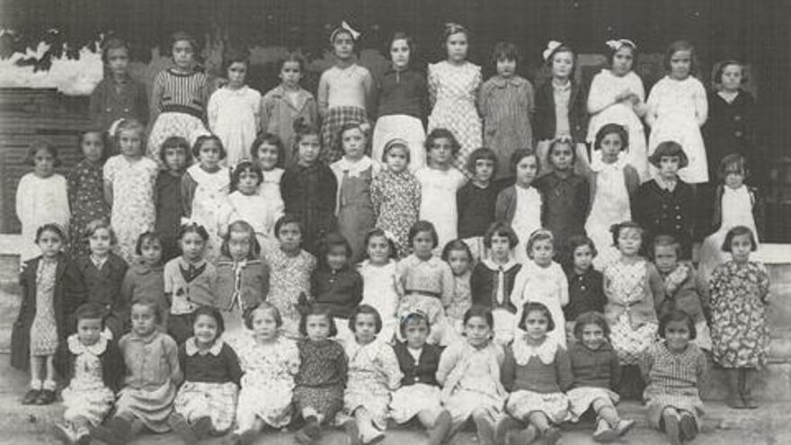 Fotografía de las alumnas de la escuela Doctor Gandasegi tomada, aproximadamente, en 1935