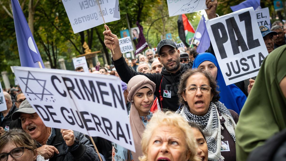 La manifestación convocada por organizaciones palestinas, colectivos y ONG en contra del "genocidio" de Israel en Palestina ha reunido a unas 10.000 personas en Madrid.