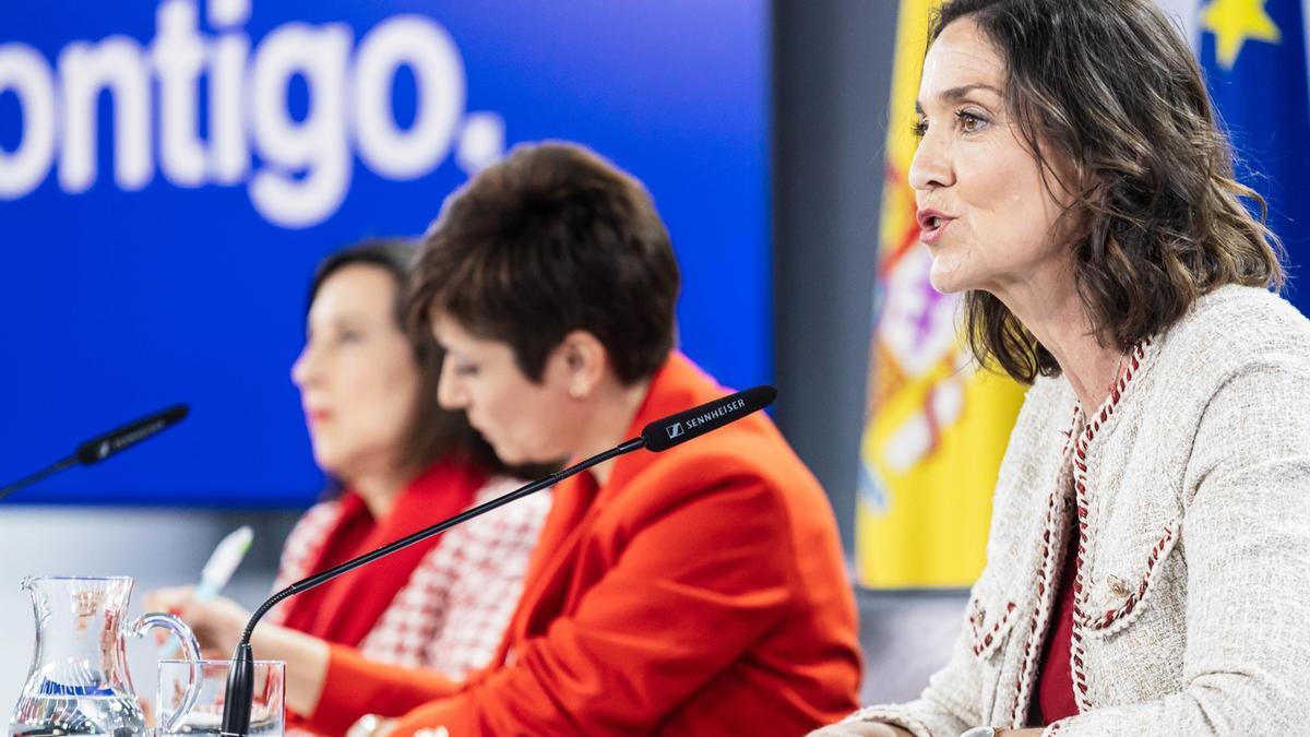 La ministra de Industria, Comercio y Turismo, Reyes Maroto, compareciendo tras el último Consejo de Ministros en Moncloa.